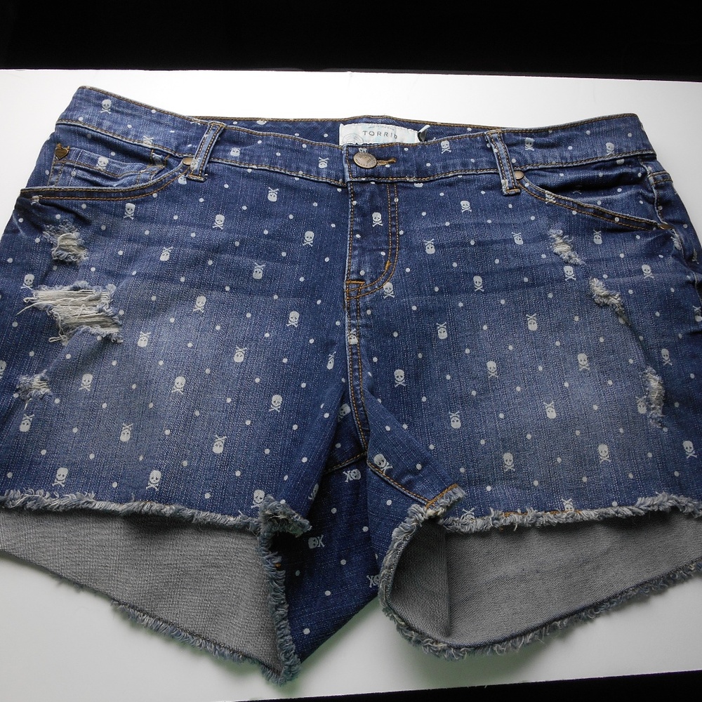Torrid Skull Print Distressed Shorts Size 18